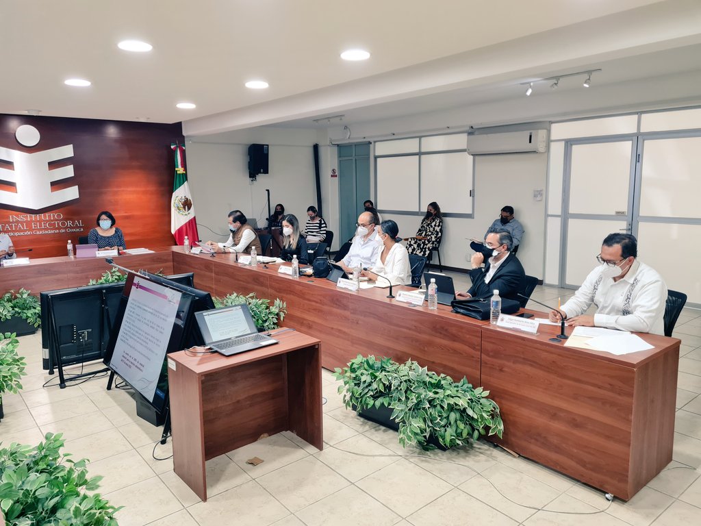 INE_Oaxaca's tweet photo. Consejeras y Consejeros, así como el titular de la DECEYEC del @INEMexico, realizan una reunión de trabajo con el @IEEPCO, donde se analizan y evalúan las labores que realizan respecto al Proceso Electoral Local Ordinario 2021-2022 y Proceso Electoral Local Extraordinario 2022. https://t.co/CqKDSDlYOr
