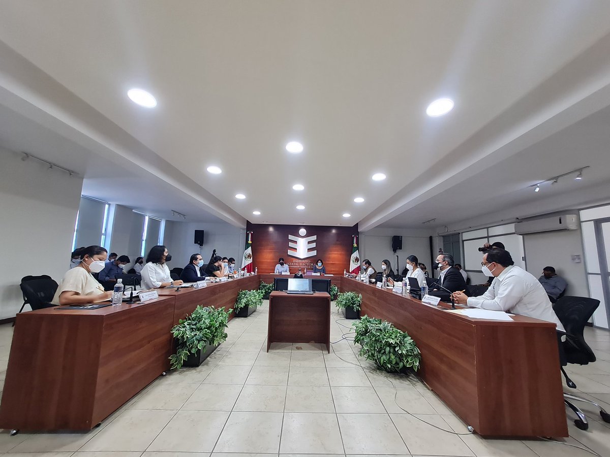 INE_Oaxaca's tweet photo. Consejeras y Consejeros, así como el titular de la DECEYEC del @INEMexico, realizan una reunión de trabajo con el @IEEPCO, donde se analizan y evalúan las labores que realizan respecto al Proceso Electoral Local Ordinario 2021-2022 y Proceso Electoral Local Extraordinario 2022. https://t.co/CqKDSDlYOr