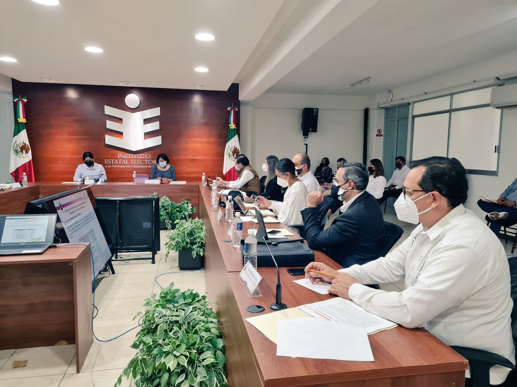 INE_Oaxaca's tweet photo. Consejeras y Consejeros, así como el titular de la DECEYEC del @INEMexico, realizan una reunión de trabajo con el @IEEPCO, donde se analizan y evalúan las labores que realizan respecto al Proceso Electoral Local Ordinario 2021-2022 y Proceso Electoral Local Extraordinario 2022. https://t.co/CqKDSDlYOr