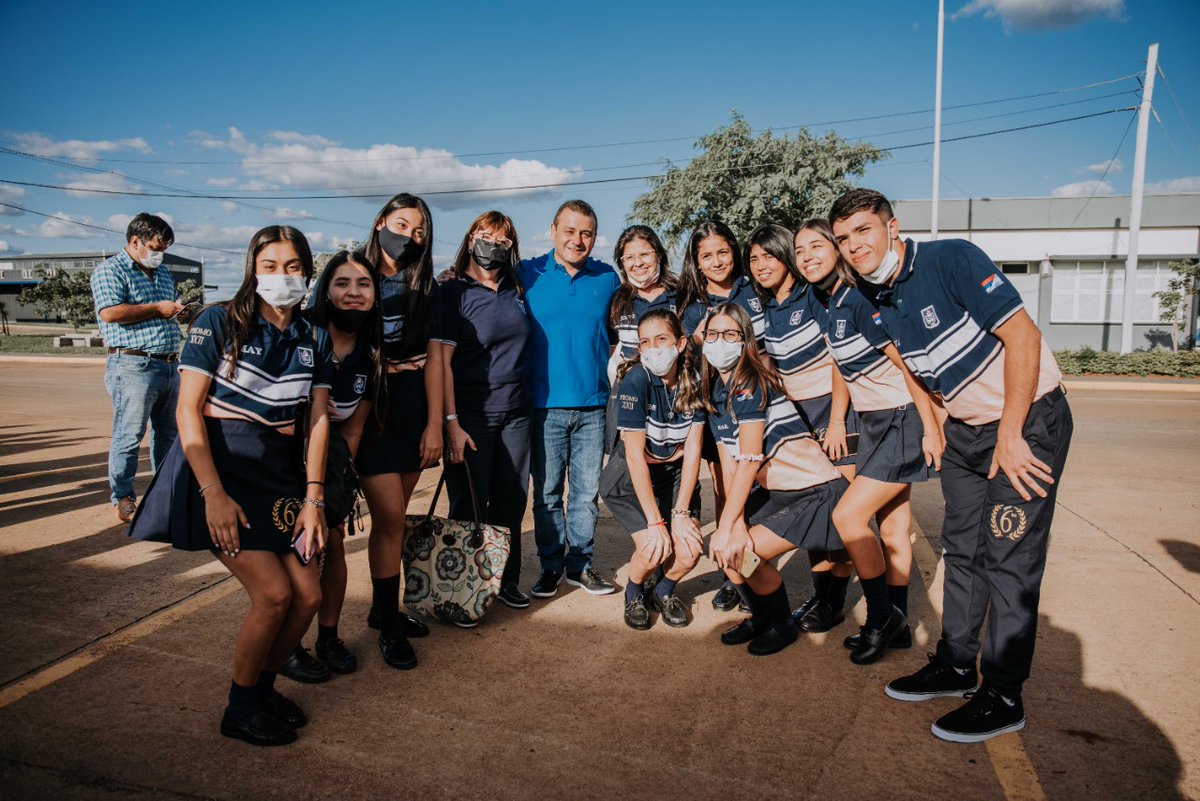gobmisiones's tweet photo. En el #PoloTIC el gobernador @herrerayflia y el ministro de @EducacionAR, @jaimeperczyk visitaron el Aula Taller Móvil destinado a la formación agropecuaria. Ofrecer capacitaciones cortas y de inserción laboral en un formato itinerante otorgando títulos reconocidos por el INET. https://t.co/xgJRynt2ZQ