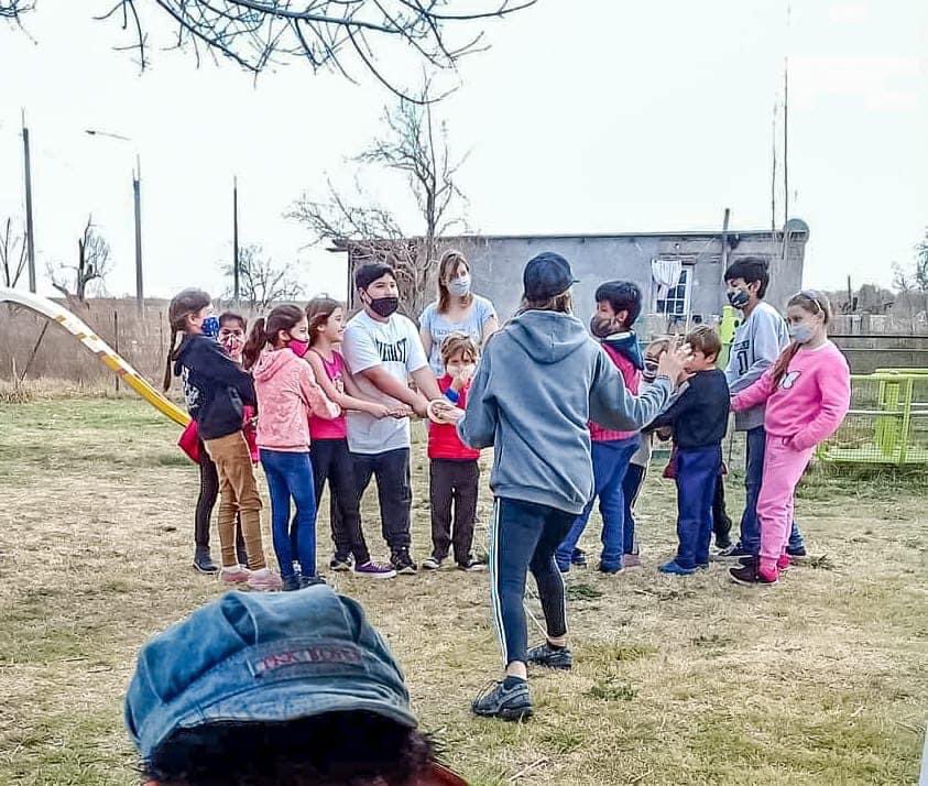 lisandroenrico's tweet photo. Enorme trabajo de #ChePibe en #Rufino .
Esta ONG con más de 20 años, trabaja muchísimo por hacer que los chicos no dejen las escuelas y estén acompañados en la etapa de escolarización!
Con la #Escuela586 del barrio El Tropezón hacen un gran esfuerzo para contener a los chicos. https://t.co/lS4zpHvFFi