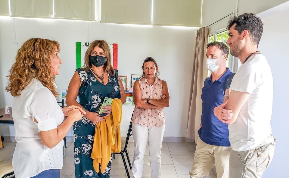 lisandroenrico's tweet photo. Enorme trabajo de #ChePibe en #Rufino .
Esta ONG con más de 20 años, trabaja muchísimo por hacer que los chicos no dejen las escuelas y estén acompañados en la etapa de escolarización!
Con la #Escuela586 del barrio El Tropezón hacen un gran esfuerzo para contener a los chicos. https://t.co/lS4zpHvFFi