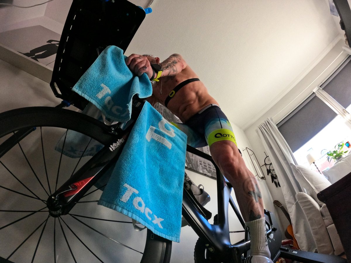 anders_edstrom's tweet image. 5min hard 5 min recovery in btw x5, i love my trainer sessions, but i need to get out on the roads soon 😅
.
.
.
#bikeride #tacxneo #trainerride #shutuplegs #springseason #roadbike #triathlete #IM703