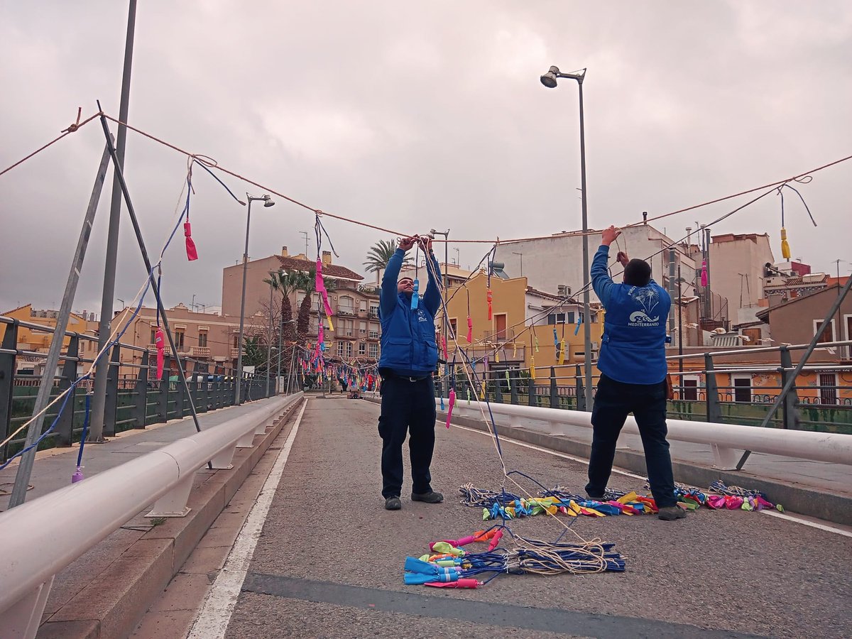 Falla_Cervantes's tweet photo. La pirotècnia @PdM_Valencia ja ho té tot apunt per a la #mascletà de la @Falla_Cervantes, la primera de les #Falles2022 de Paiporta. Ens veiem a les 21h en el Pont Vell.  #SomCervantes https://t.co/HiCW9zuuRl