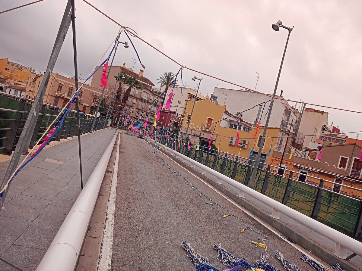 Falla_Cervantes's tweet photo. La pirotècnia @PdM_Valencia ja ho té tot apunt per a la #mascletà de la @Falla_Cervantes, la primera de les #Falles2022 de Paiporta. Ens veiem a les 21h en el Pont Vell.  #SomCervantes https://t.co/HiCW9zuuRl