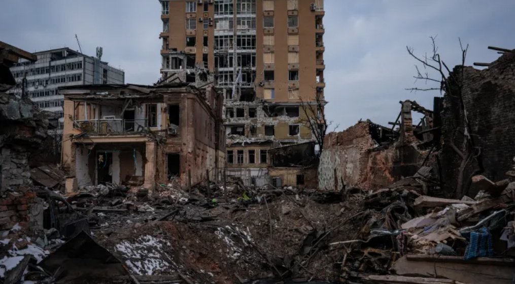 AJEnglish's tweet photo. Ukraine’s front line city Kharkiv has been under constant attack by Russian forces, who had fired at central districts causing an unspecified number of casualties, says mayor.

🔴 LIVE updates: https://t.co/nhe96XGh0z https://t.co/oUNzPR3WrG