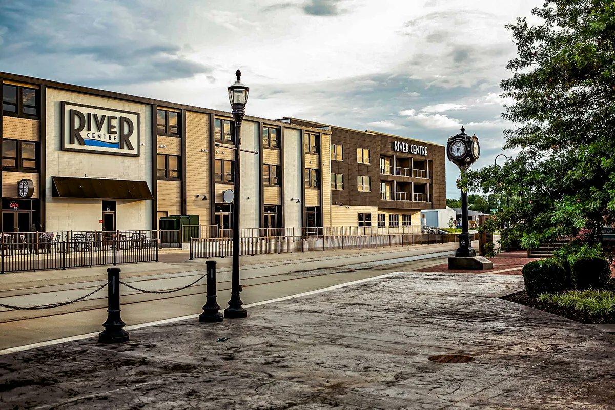 MoreWithMiller1's tweet photo. 🏙 Commercial Development 🏙
More info ➡️  https://t.co/z7d5F21O0f
✅ Two restaurant ready units with venting
✅ 94% Multifamily Occupany Rate (4 of 76 available units)  
✅ Adjacent to new Fairfield Inn hotel  
#CRE #ERAFirst #MoreWithMiller #Retail #Restaurant #Multifamily https://t.co/A9wnxDDvyM