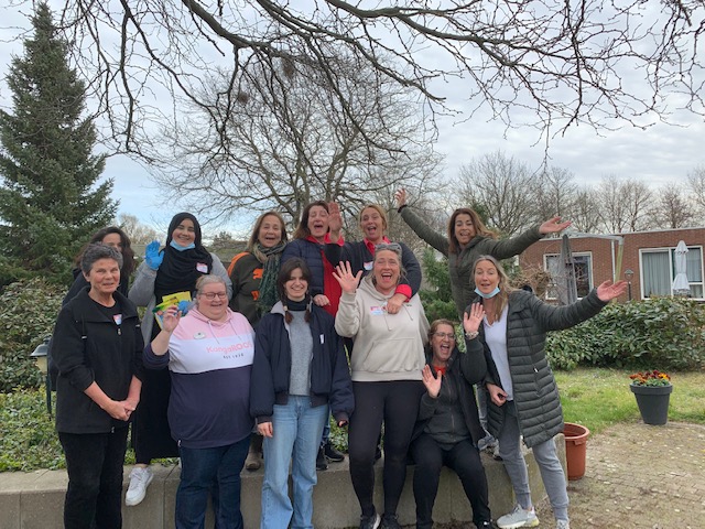 Zaterdag hebben de vrijwilligers voor #NLdoet bij WZH De Strijp aan de tuin voor de bewoners gewerkt.
Door het heerlijke weer zijn de vrijwilligers letterlijk en figuurlijk in het zonnetje gezet!
