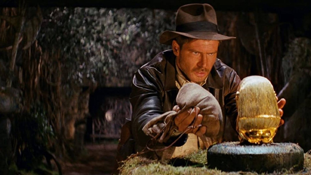 ProlificPics's tweet photo. 'Indiana Jones Raiders of the Lost Ark' (1981) #ClassicMovieMonday ☠️

Freeze-framing during the Well of Souls scene, you can notice a golden pillar with an engraving of R2-D2 &amp; C-3PO from the Star Wars saga. They are also on the wall behind Indy when they first approach the Ark. https://t.co/8C2jwefdAF