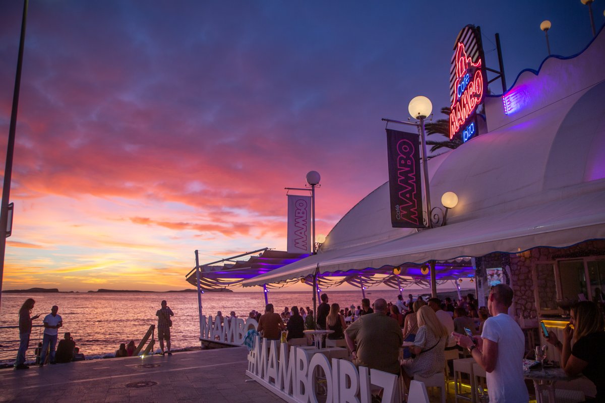 Just another Magic Monday ☀️🧡  Tag someone who needs to see this view... Summer is coming! 😉