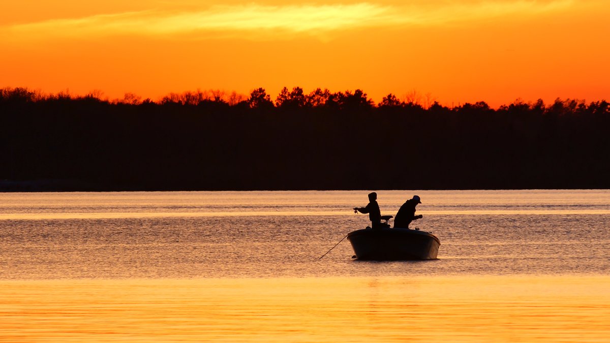 StayNorthern's tweet photo. There may not be wifi on the lake, but we promise you'll find a better connection!

Book your summer vacation with us here at Northern Rental Company and SAVE 10-20% over VRBO &amp; Airbnb.
https://t.co/gePdlJf4Dm https://t.co/Iv54GomjWf