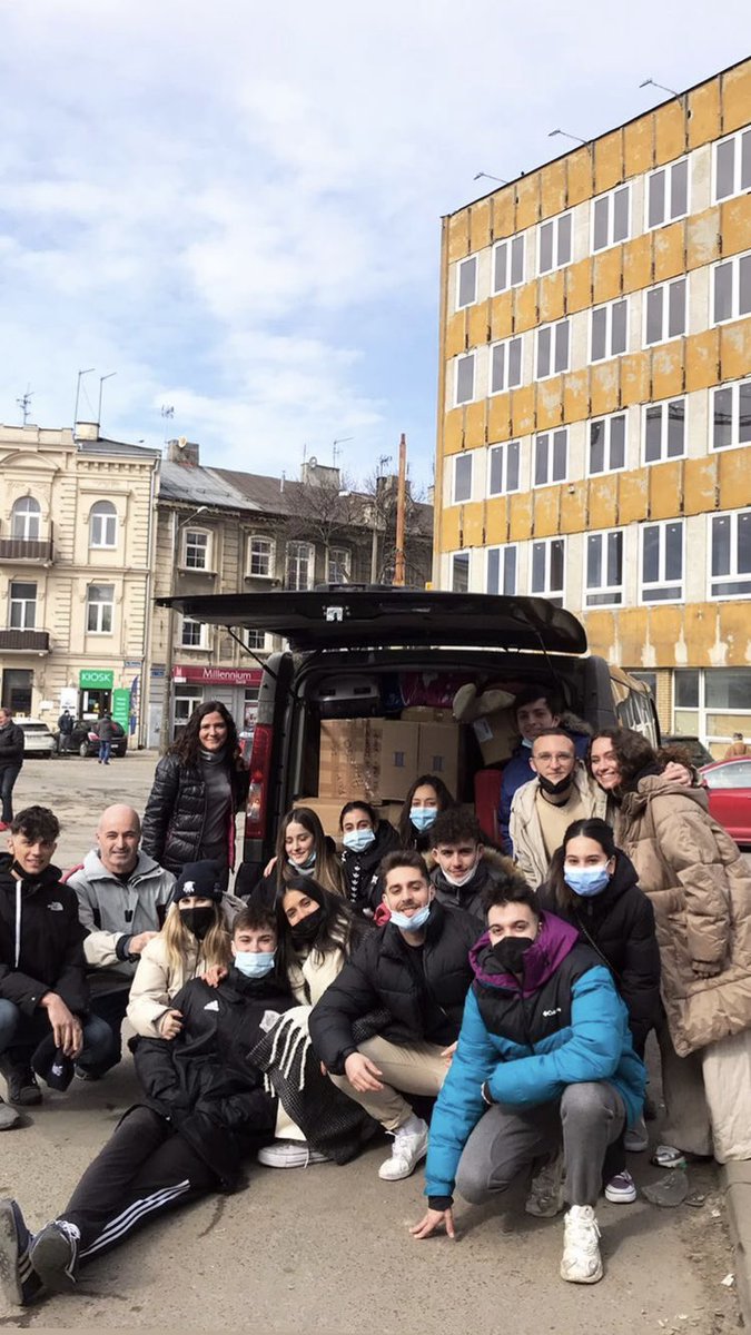 LublinU's tweet photo. Fotos de nuestros compañeros en las labores de entrega de agua y alimentos a los puntos de recogida 💪🏽 gracias por la ayuda!! https://t.co/ens3AxLms3