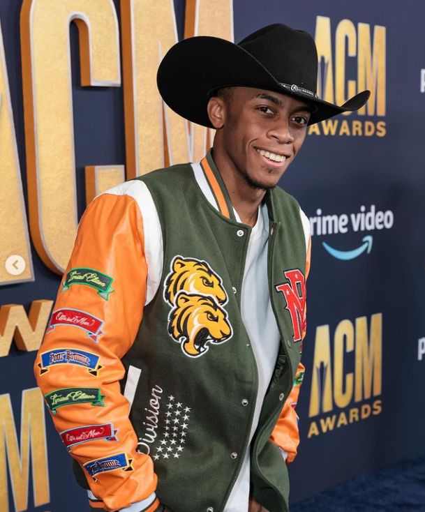 JeffTingz's tweet photo. I want to thank @Amazon for having me on the blue carpet! Texas boy doing my thang! @primevideo #acmawards #primevideocreator #thisishowwecountry https://t.co/uFYWkJOPr4