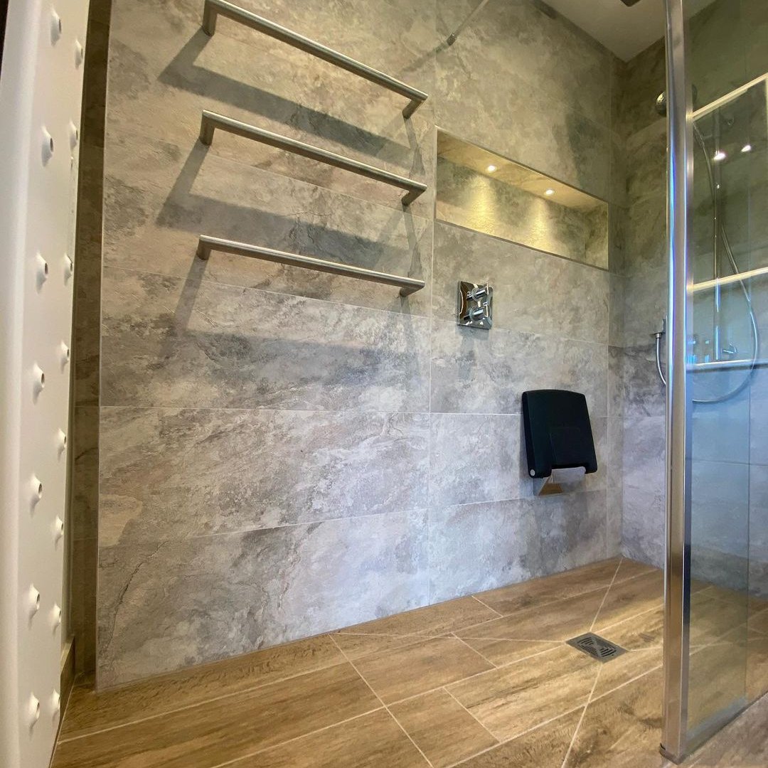 ARDEXUKTiling's tweet photo. It's a STUNNER π
Check out this amazing bathroom transformation by H Hornsey Tiling using ARDEX FLEX-FS Grout in Snowdrop. π
Bravo Harry! π
ππΌ Want more information on ARDEX FLEX-FS, click on the link -https://t.co/jTRiNliBQ7
#tiles #tiling #grout #ARDEXTiling https://t.co/pITEttnKi4