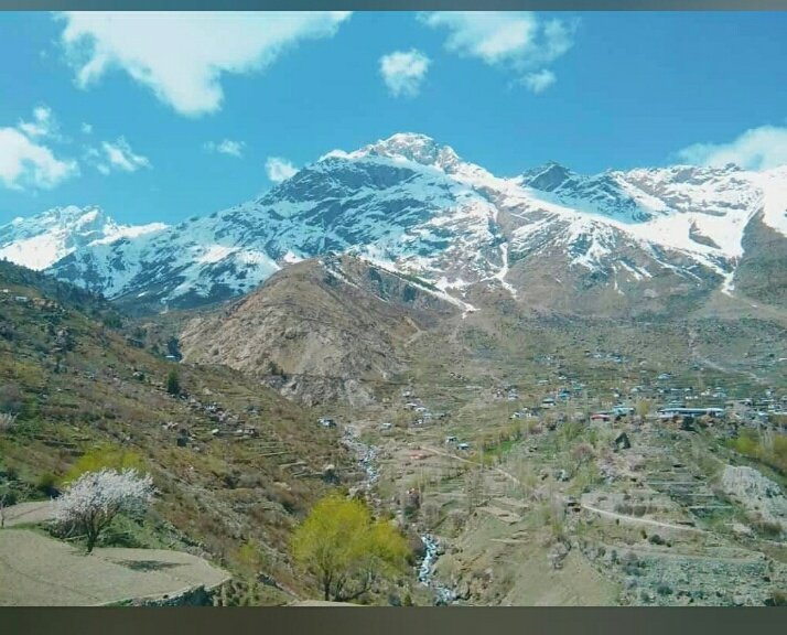 AkberAl28456735's tweet photo. Heaven on earth; situated at the amid of mighty mountains the Himalayas and the Karakoram where I am living in a blissful and calmness atmosphere  where having nothing except tranquillity!!
Native village 😊💓 https://t.co/vaOUo2OOct