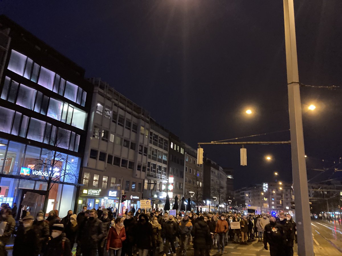 FreieNDSWatch's tweet photo. 19:04 Aufzug ist auf ca 250-300 Teilnehmer angewachsen. https://t.co/DNoxFpgwYs