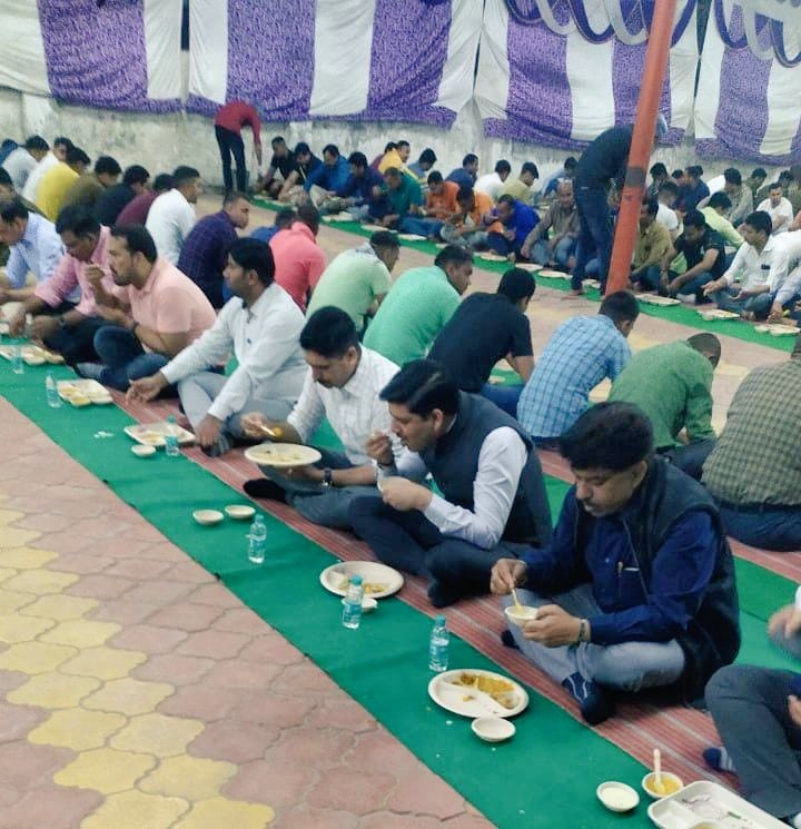 श्रीमान <a href="/AbhishekYadIPS/">Abhishek Yadav</a> द्वारा "रिजर्व पुलिस लाइन में  पुलिसकर्मियों के साथ बडा खाना का आयोजन किया गया।
जिसमें जनपद के पुलिसकर्मी मौजूद रहे, जिसमें पुलिस अधिकारीगण द्वारा व्यवस्था कर विशेष प्रकार का भोजन तैयार किया गया जो शान्तिपूर्ण ठंग से खाना वितरण एवं खाना गृहण किया गया।