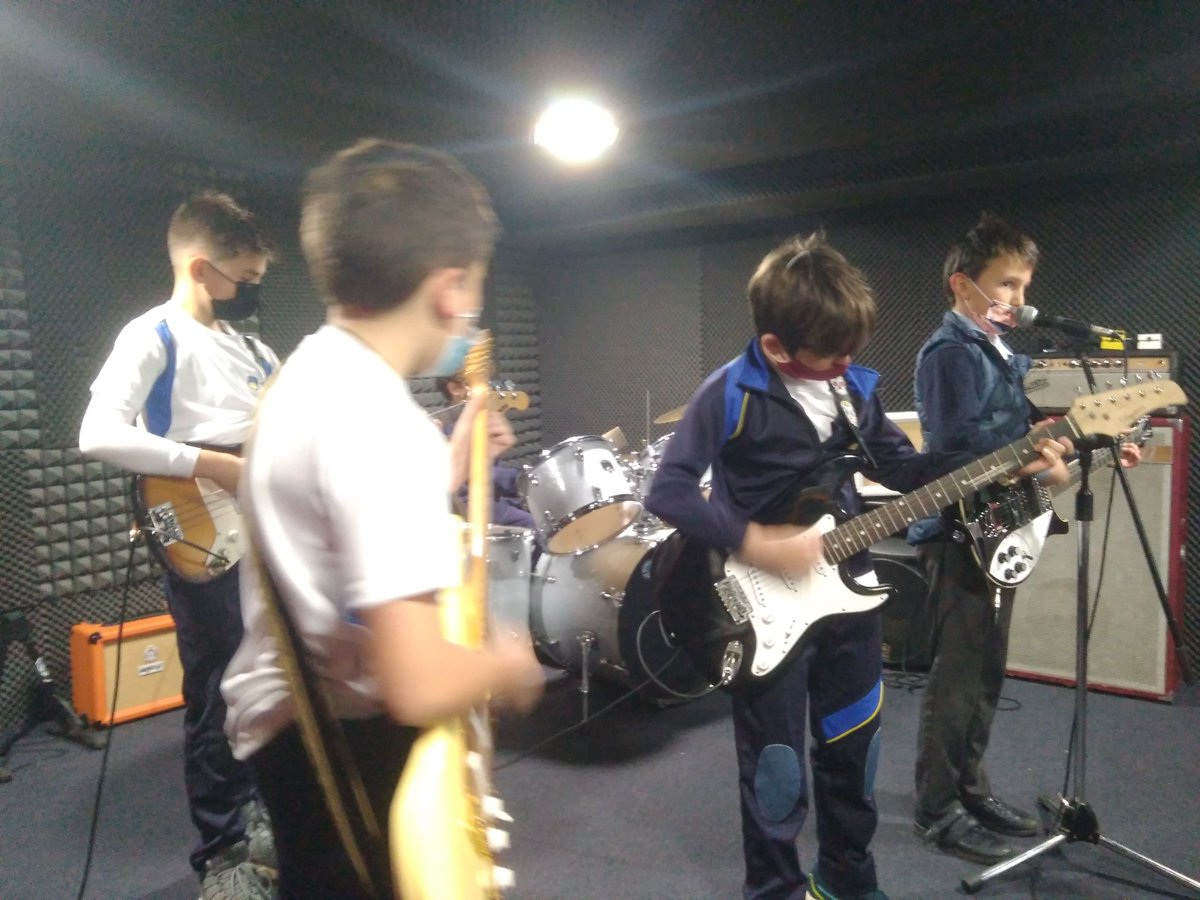 CIPenacorada's tweet photo. 👉 Seguimos con otro #miniconcierto de nuestra aula de música moderna. 🤟🎶🎸
#Concierto #ColegioPeñacorada #HacerMúsicaJuntos #MúsicaPeñacorada #rockpop #PeñacoradaRock https://t.co/PbD28B0jhj