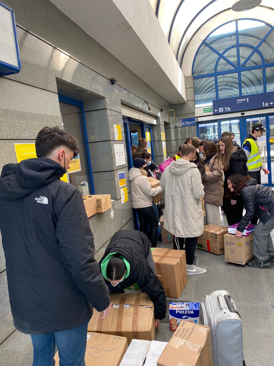 LublinU's tweet photo. Gracias a vuestras donaciones hemos podido abastecer a varios refugios y puntos de recogida, gracias!! #Ukraine #war #Rusia #UkraineRussiaWar #volunteers #Polonia 💙💛✊🏼 https://t.co/29Y7AVH1um