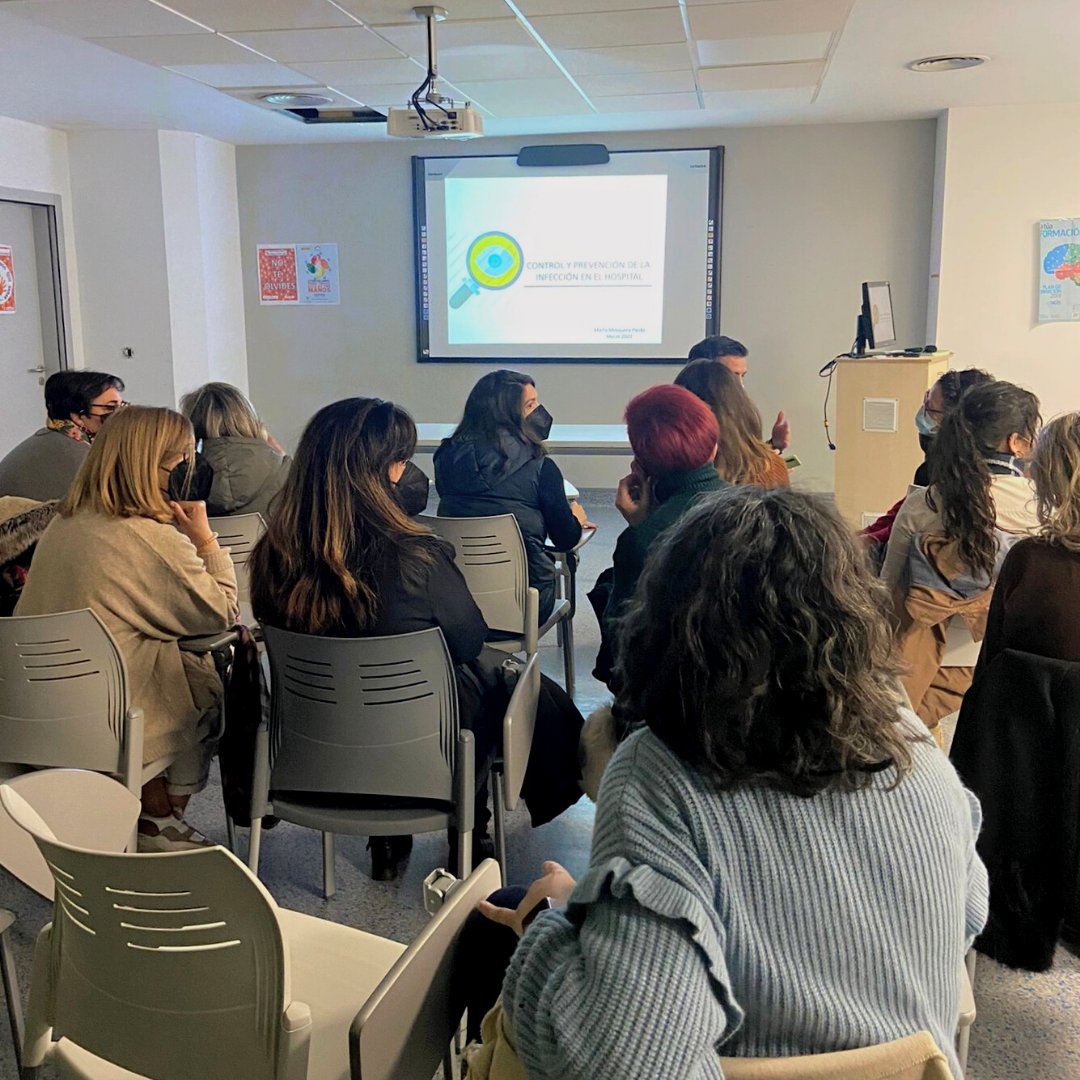 Asotrame1's tweet photo. 📢Tras el parón impuesto por la pandemia, en breve volveremos con el programa de “Apoyo entre iguales” a la planta de hematología del CHUAC 🏥. Personal de #Asotrame y voluntarios participaron ya en una jornada formativa con el área de calidad y prevención del #SERGAS👨⚕️. https://t.co/ekRrLNivTF
