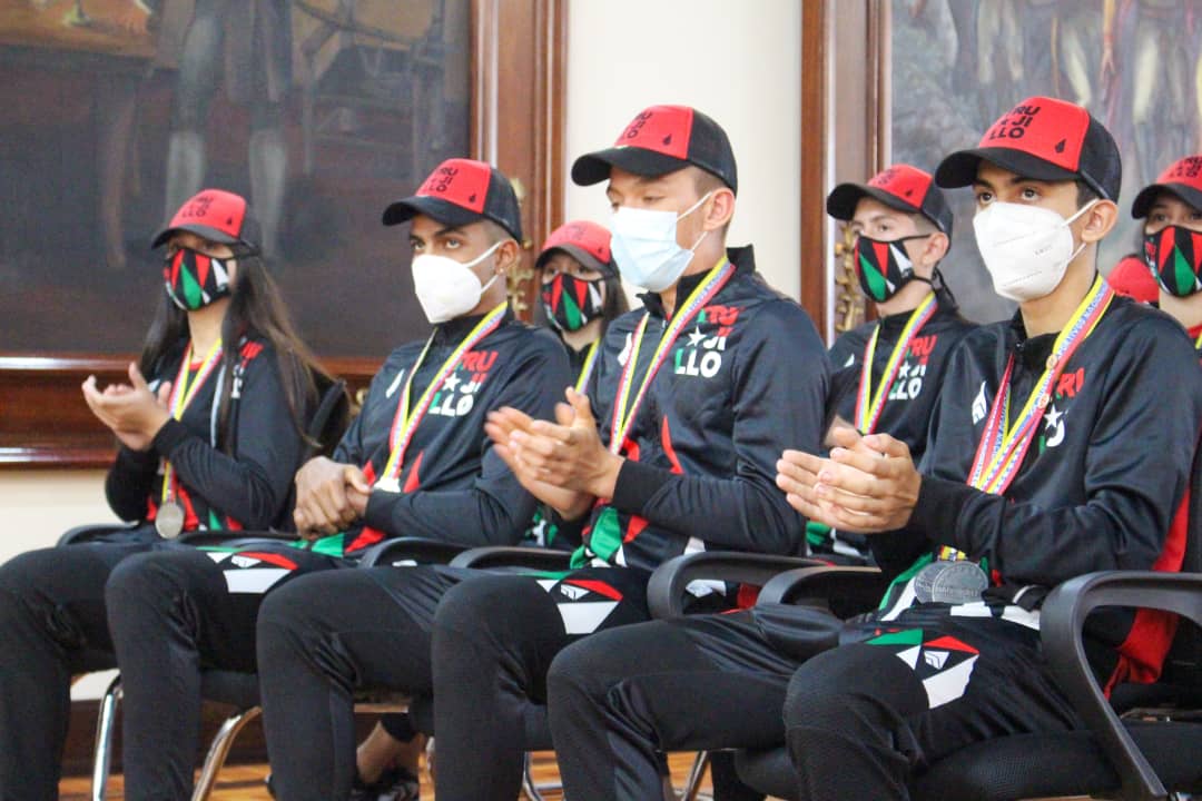 Desde el Salón Elíptico del Palacio de Gobierno se rindieron honores a los atletas trujillanos que llevaron en alto la bandera del estado durante los Juegos Deportivos Nacionales 2022

#EnTrujilloComenzóElProgreso
#PescadoresDePaz