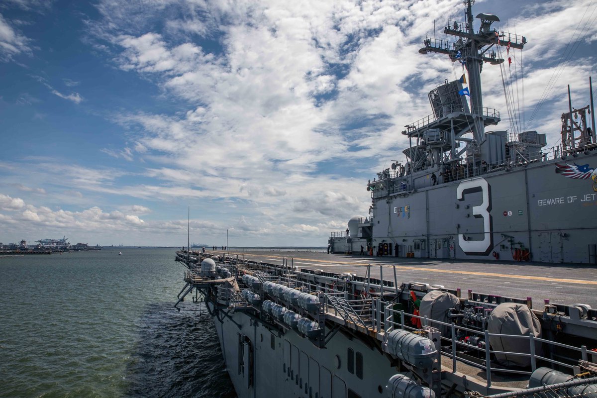 USNavy's tweet photo. No matter how you slice it (🔪 🥧 ), we're the best there is ⚓ 

Happy #PiDay https://t.co/QhSBoy5Wfz