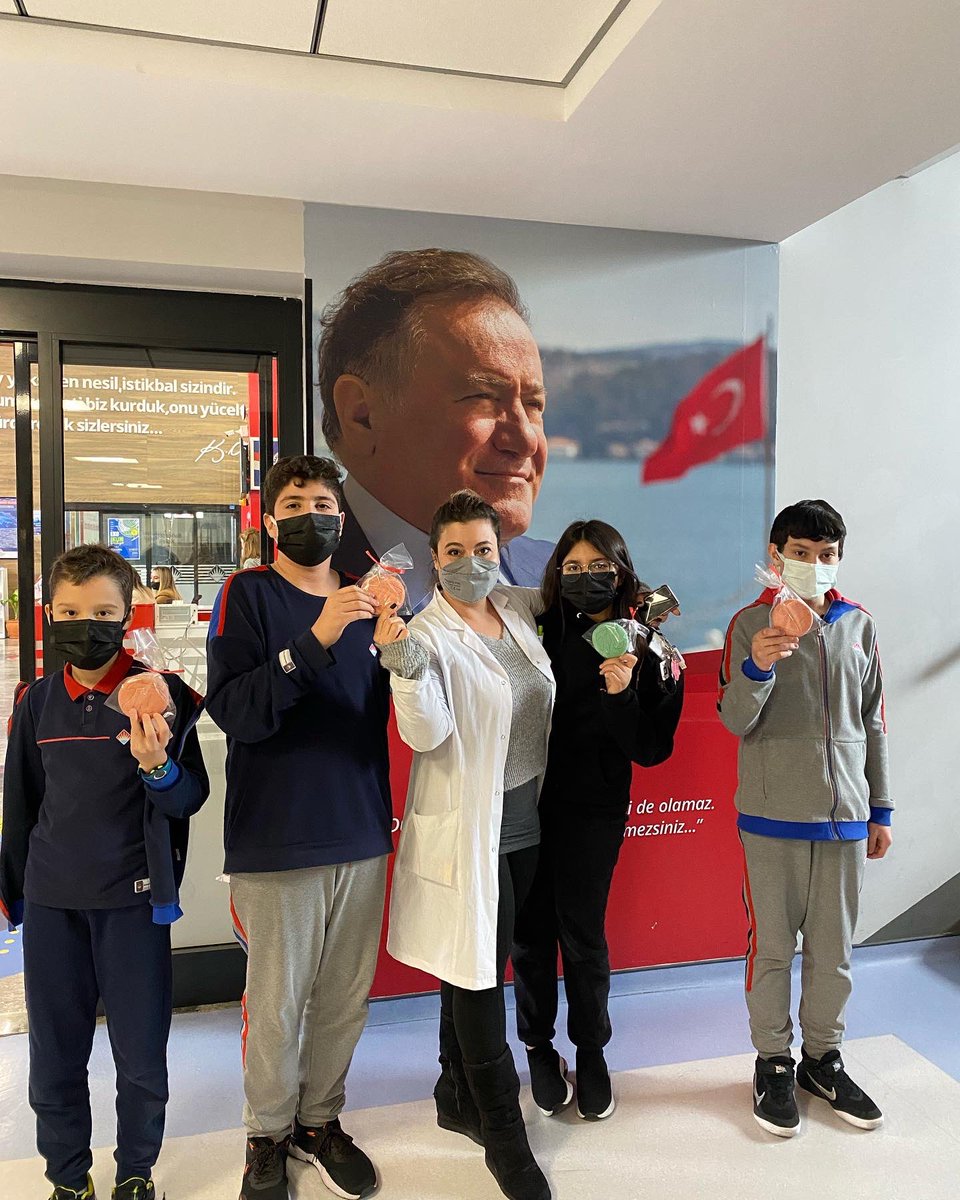 "Dünya Pi Günü" okulumuz matematik zümresi tarafından birçok etkinlikle kutlandı. Pi sayısını etkinliğini gerçekleştiren öğrencilerimiz pi kurabiyesiyle etkinliği tamamladılar. ❤️💙