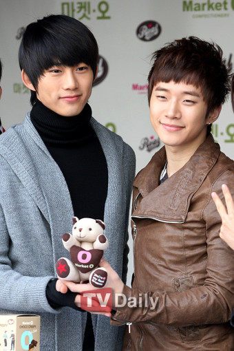 waiting2ndlife's tweet photo. Cute, cute, cute #perfectsmiles
💚💛💚💛💚💛💚💛💚💛
#TAECYEON #JUNHO https://t.co/PcnPq1eJj7