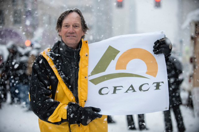 CFACT's tweet photo. Friend of CFACT and star of our Climate Hustle 2 film, Kevin Sorbo, represents CFACT at the start of the Iditarod Dog Sled Race in Anchorage, Alaska! 

The race is almost done...good luck to all racers! @ksorbs #Iditarod #Iditarod50 #kevinsorbo https://t.co/PBTUvvigqk