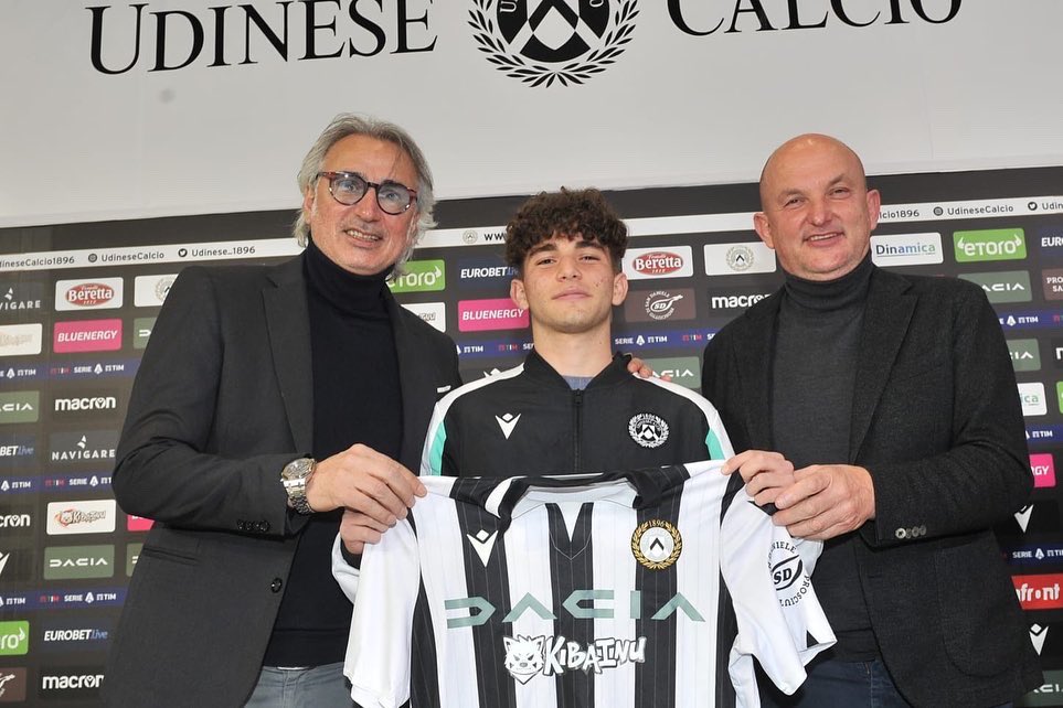 ✍️ | UFFICIALE ✅ Simone Pafundi firma il suo primo contratto da giocatore professionista! ⚪️⚫️ ✍️ | OFFICIAL ✅ Simone #Pafundi has signed his first professional contract! ⚪⚫ #ForzaUdinese #AlèUdin #Udinese