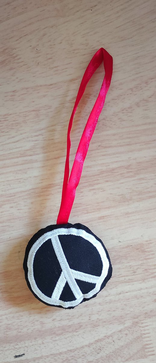 SewingLadiesCat's tweet photo. Look what my creative lady made today! Peace/no war keyring, bag charm
She so clever
#Peace #NoWarPlease #sewing #embroidey #keyring #bagcharm https://t.co/5O0qj06ApK