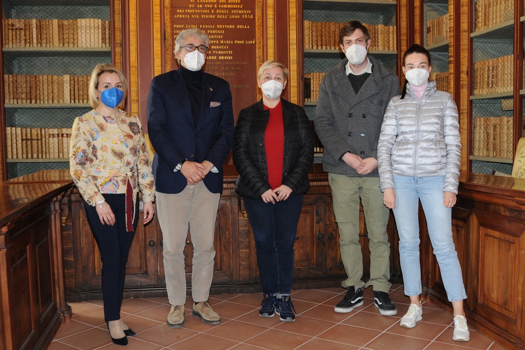 UniperugiaNews's tweet photo. La Prof.Olena Motuzenko - Università Nazionale di #Kyiv/#Kiev incontra #unipg
#RettoreOliviero: “Un impegno coordinato e rapido per salvaguardare gli studenti e le studentesse ucraini”.
https://t.co/cTZtc3YMKU
#nowar #RussiaUkraineWar #helpukraina https://t.co/CT7E8vurPi