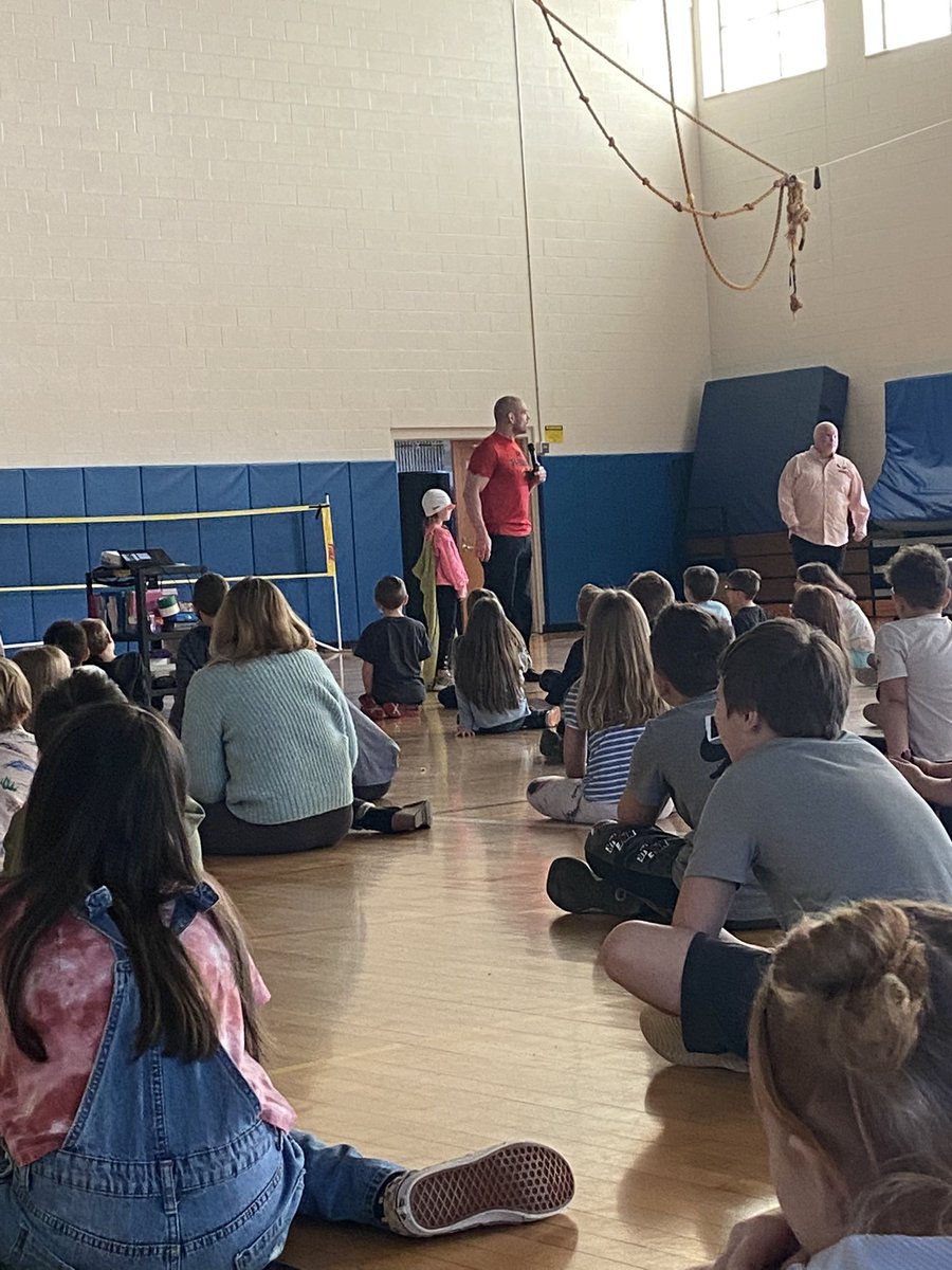 haleymae33's tweet photo. So grateful to have @SweetheartHero at RMES for our first assembly in over 2 years! Spreading such a great message and empowering students 💙 #GanandaProud #teachertwitter https://t.co/sUwMwzdUvy