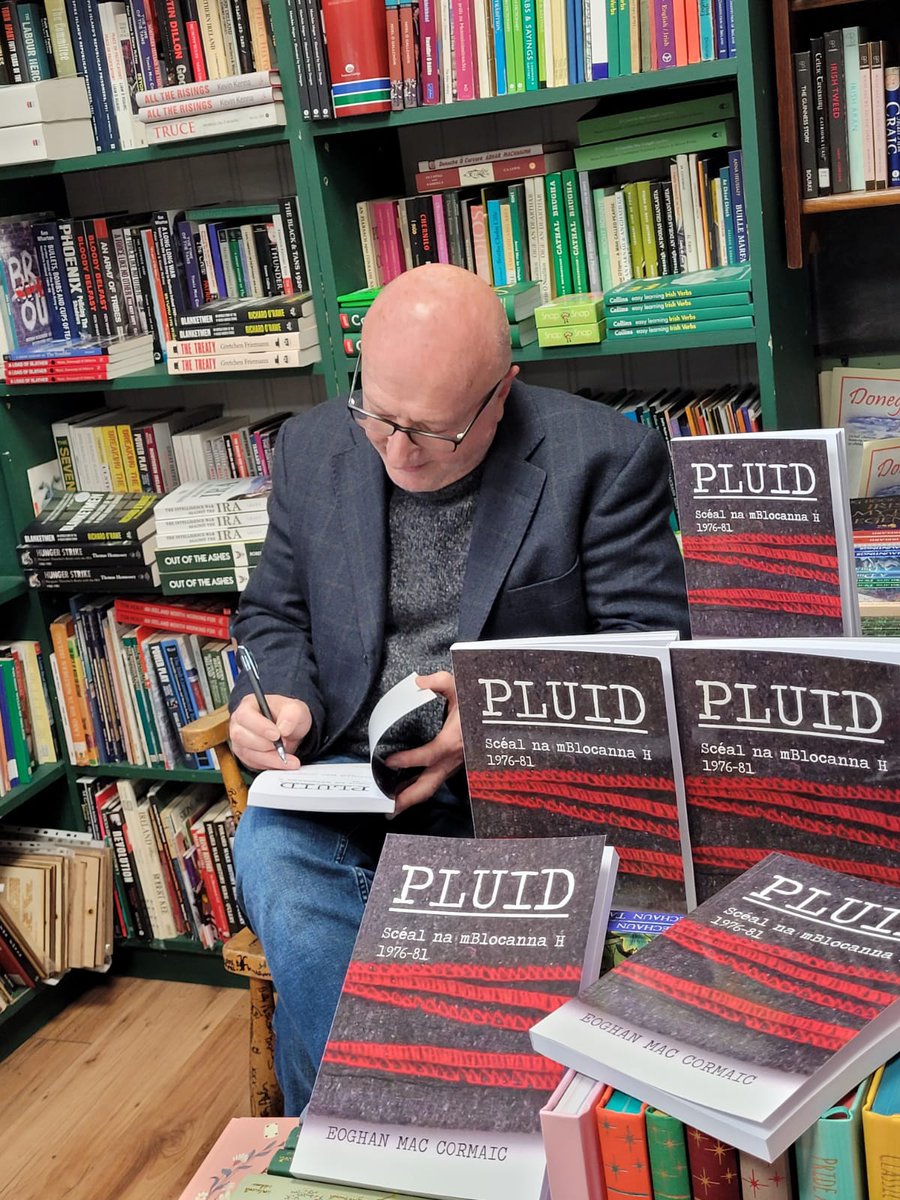 iEoghan's tweet photo. @LittleAcornsBks go raibh maith agat as cead a thabhairt domh do chathaoir a sshíniú inniu.... agus cóipeanna de #Pluid a bheith ar dhíol sa siopa https://t.co/ACcedtvzqC