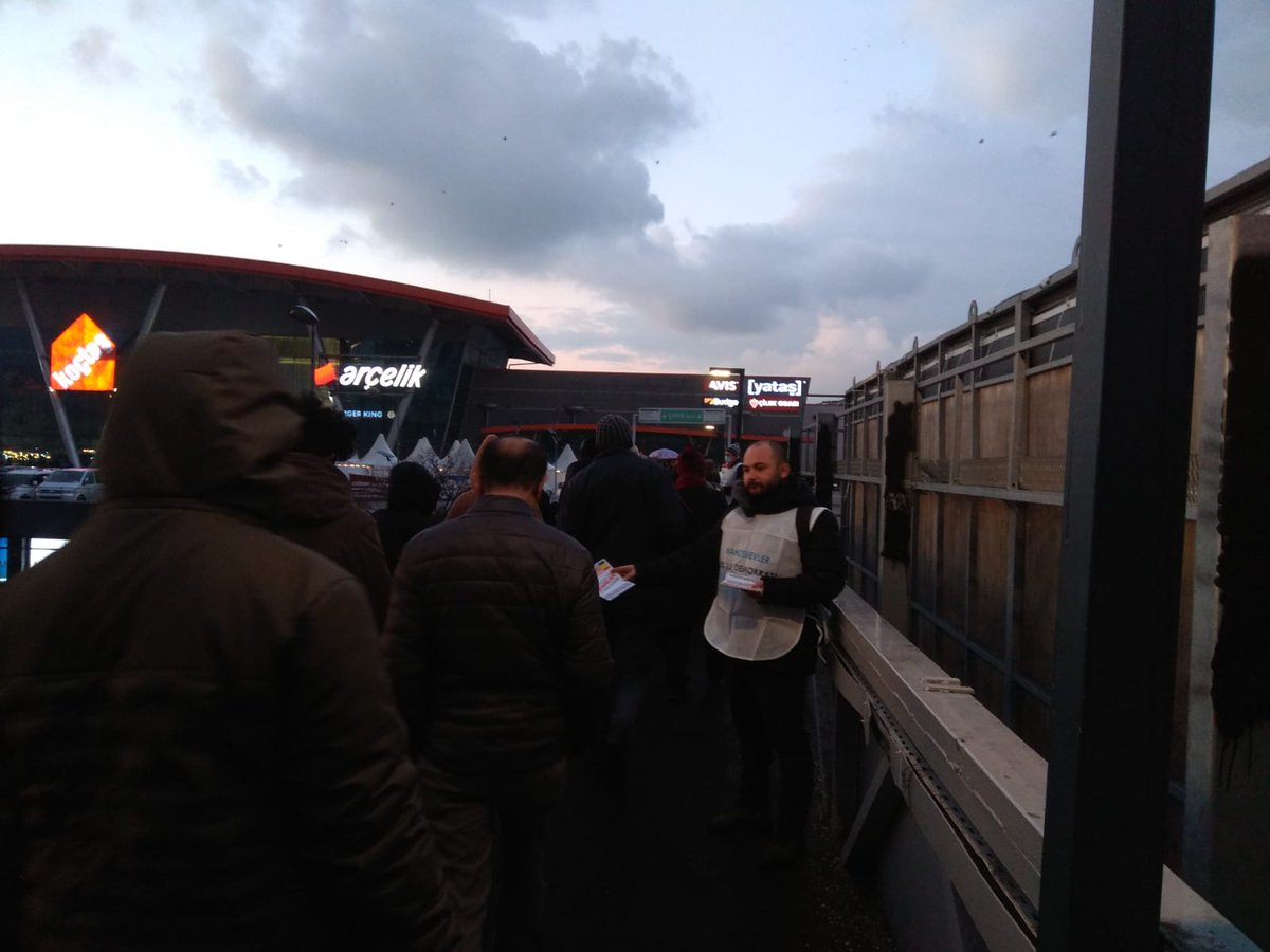 "Zamlar Geri Alınsın" talebiyle Yenibosna Metrobüs Köprüsü'nde bildiri dağıtımı gerçekleştirildi.

Yoksulluğa, yolsuzluğa, talana, zamlara karşı birlikte mücadeleyi yükselteceğiz!