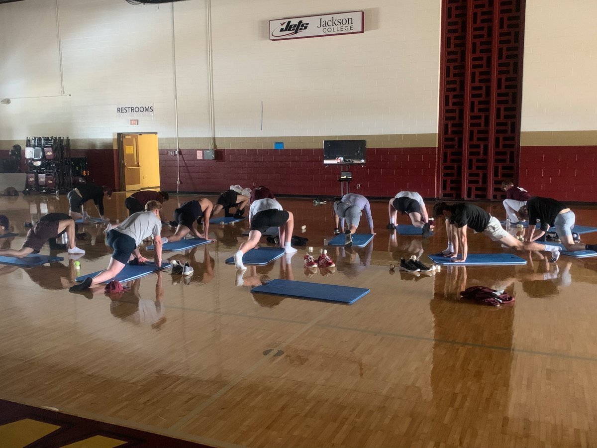 JCJetsBaseball1's tweet photo. Huge shout out to @romwod for helping us with our #MondayRecovery
After a long 11 days of travel and games, the boys were in need of a good stretch. https://t.co/U7u7hMr9j3