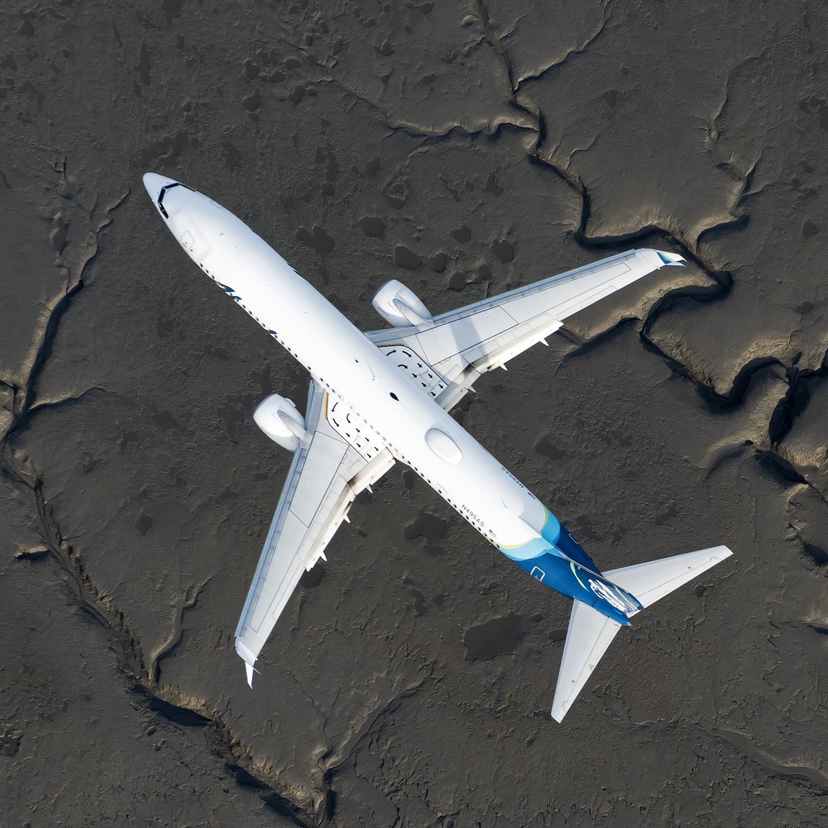 Looking like it’s flying over the terrain of another planet, this shot of an Alaska Airlines B739 that I took last June is really flying over some dramatic mud flats on final for ANC.

#aviation #AvGeek #boeing #aviationphotography #aerialphotography #alaska #alaskairlines