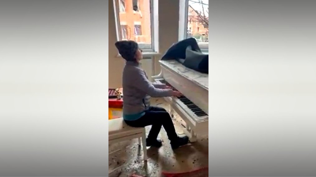 3CatInfo's tweet photo. El vídeo d'una pianista ucraïnesa tocant a casa seva per últim cop enmig de la runa https://t.co/f6t0k7av9D https://t.co/ohJPBUbLra