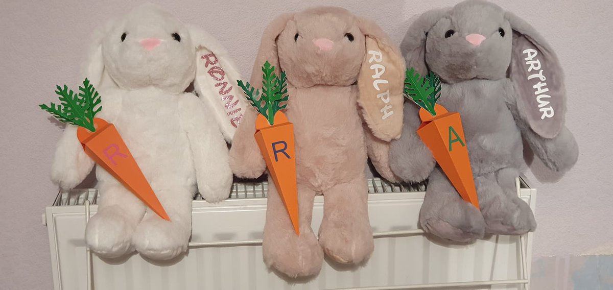 ScanNCutUK's tweet photo. Aren’t these Easter bunnies just adorable? Paula Barrett used her #ScanNCut to personalise each bunny ear and make a carrot treat box for an egg-cellent Easter gift 🐇 #EasterCrafts https://t.co/Xg1bPZSWgh
