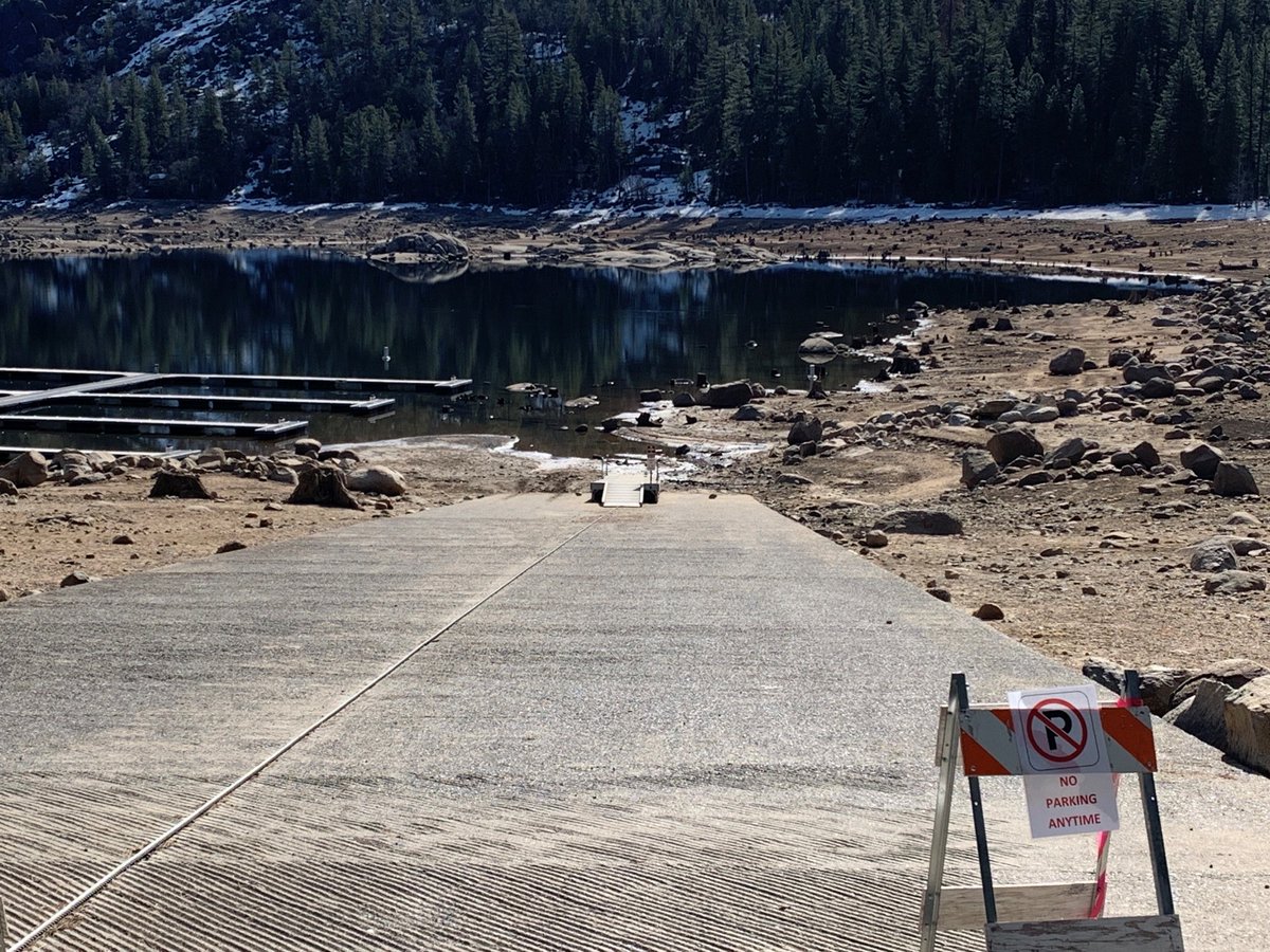 Stanislaus_NF's tweet photo. Here is a quick update about the boat launch at Pinecrest Lake.... As you can see the water level is low. You can drag a kayak or canoe out to the water but it is not possible to launch a boat with a motor.
#lowwaterlevels #pinecrest #boatlaunch https://t.co/RmGVEvMvNx