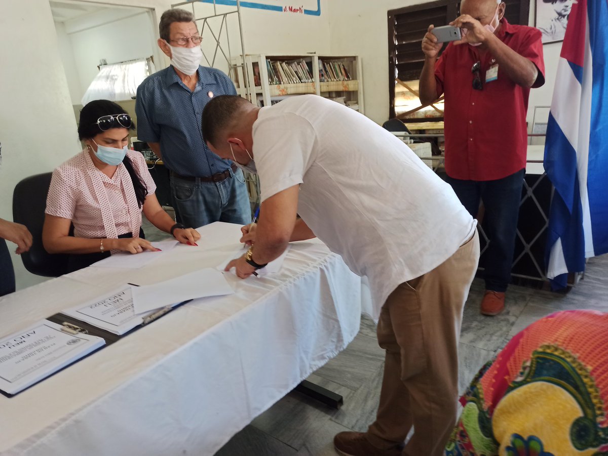 FEUUJMO's tweet photo. Firma de la acciones q se deben seguir realizando con la Asociación de Combatientes de la Revolución Cubana y la FEU .... #somosFEU @uij_jmo @licea_mojena https://t.co/nFFoZ4ezu5