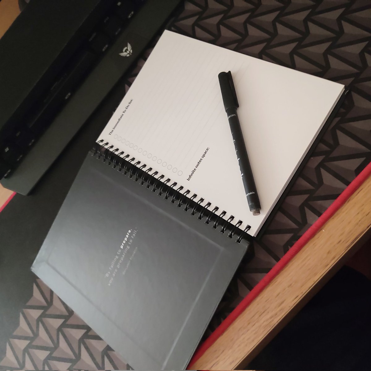 Reveratel's tweet photo. Para poupar o ambiente obtive o Infinitebook.
Eu já tinha usado a 1ª versão e adorei, então eu decidi arranjar um mais completo com um kit de limpeza para ser mesmo aquele infinity.
Muito bom trabalho @iaminfinitebook
#infinitebook https://t.co/fBMVvcKCgp