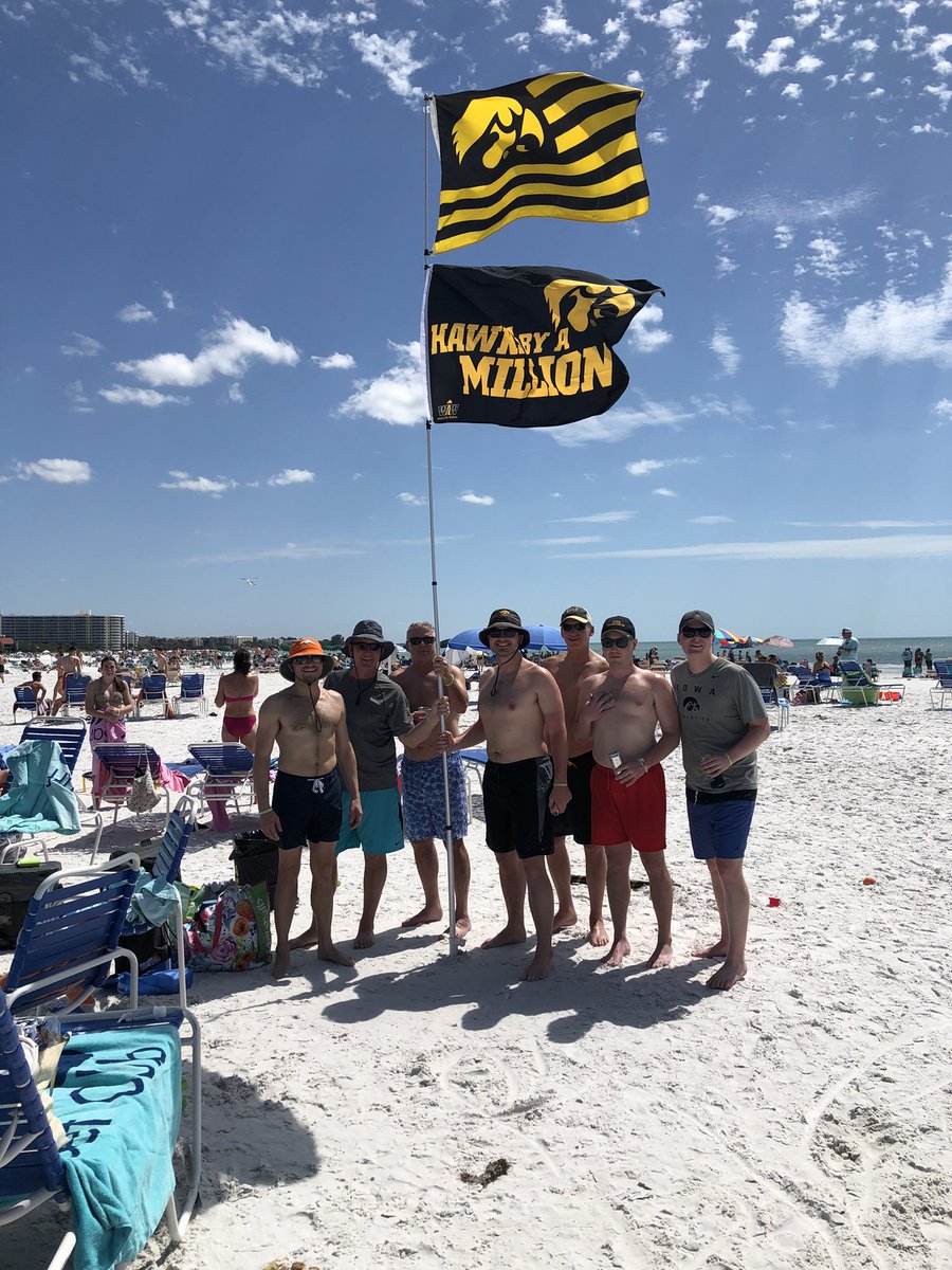 allerjr's tweet photo. @WashedUpWalkons Hawk fans celebrating two B1G wins on the beach of Siesta Key, Florida #gohawks #hawksbyamillion https://t.co/6pzOmh6R8T