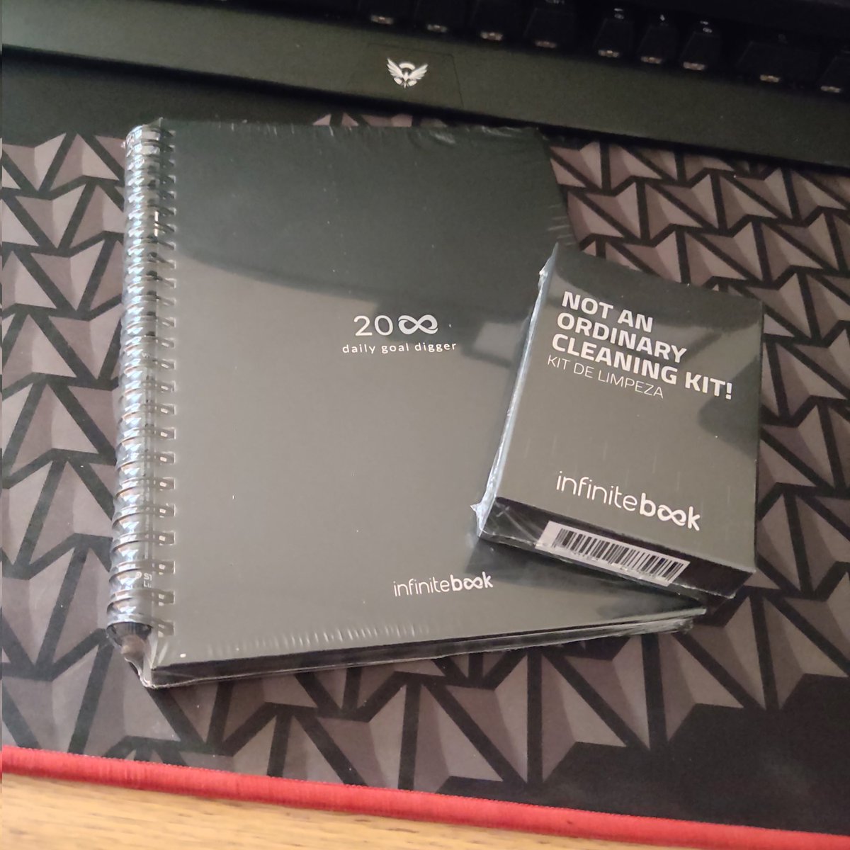 Reveratel's tweet photo. Para poupar o ambiente obtive o Infinitebook.
Eu já tinha usado a 1ª versão e adorei, então eu decidi arranjar um mais completo com um kit de limpeza para ser mesmo aquele infinity.
Muito bom trabalho @iaminfinitebook
#infinitebook https://t.co/fBMVvcKCgp