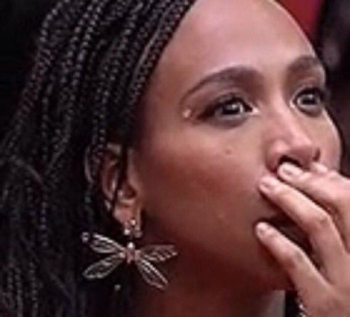 cinderelobaiano's tweet photo. a criança aqui do condomínio arrancando grama e gritando QUEM QUER MACONHA??? e as outras crianças gritando EEEEEEEEEU........... que infâncias são essas???? https://t.co/psqIQ8wpkf