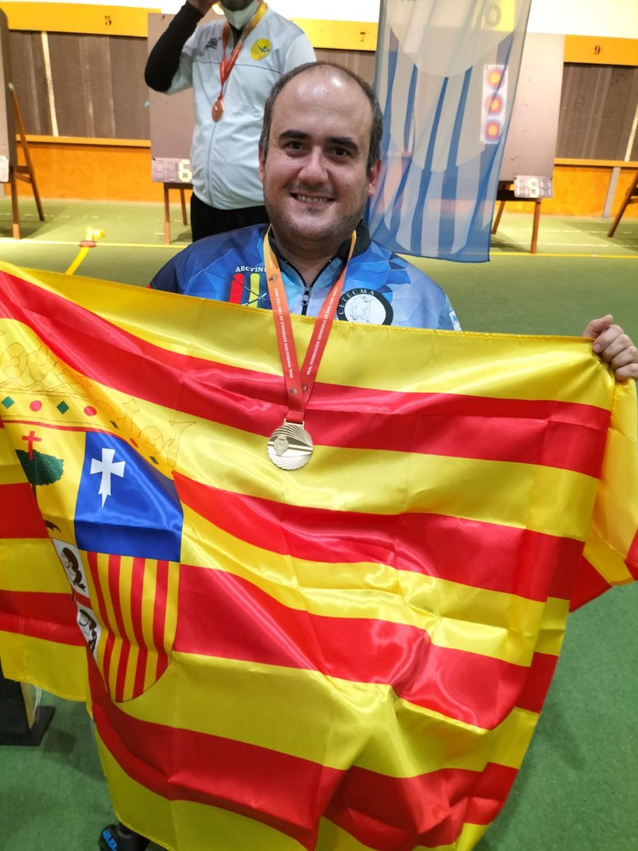 GobAragon's tweet photo. 🥇🏹El DG de Deporte, @javidediegop, ha felicitado a Fernando Galé por su título de campeón de España de tiro con arco adaptado en su categoría.

De Diego ha aplaudido al deportista aragonés por su récord nacional en el torneo y por su participación en el pasado mundial de Dubái. https://t.co/GGGbY0NZmE