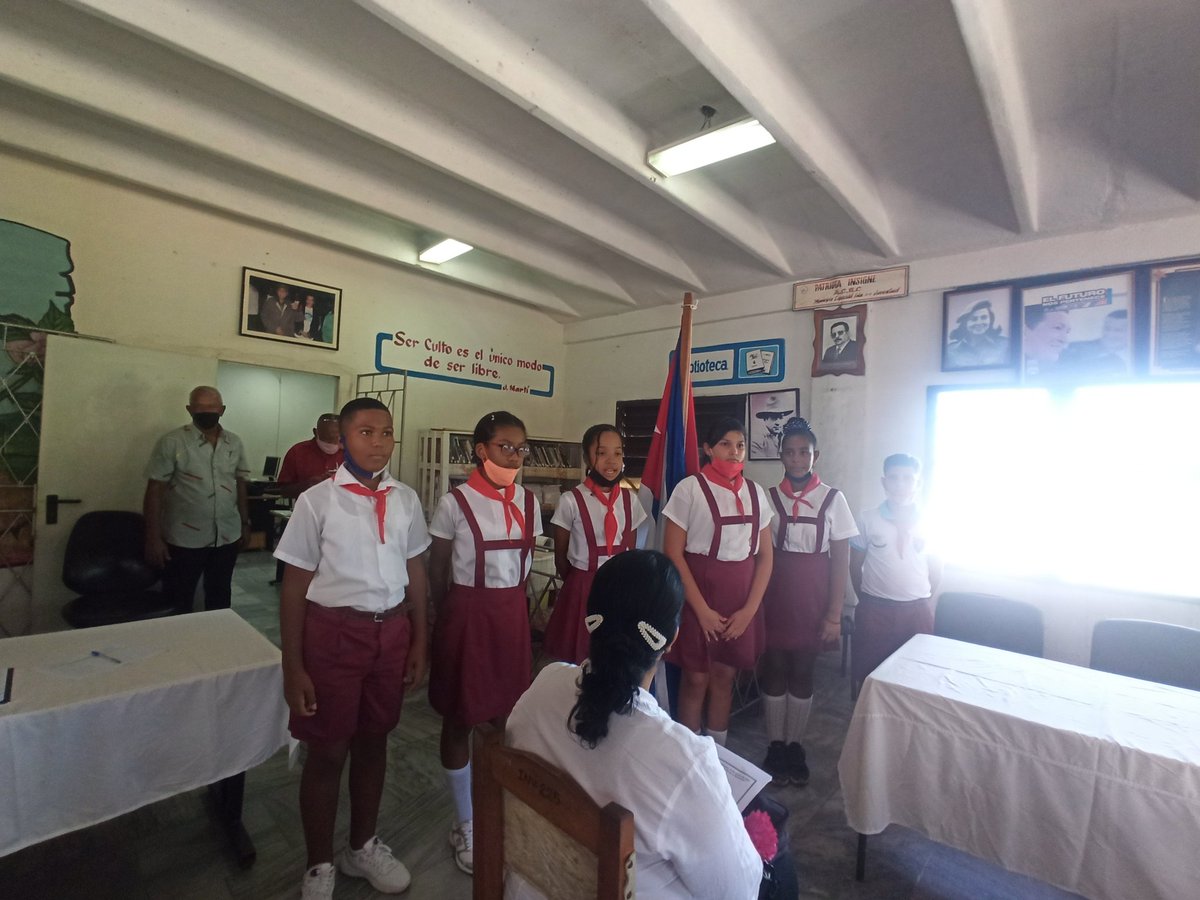 FEUUJMO's tweet photo. Firma de la acciones q se deben seguir realizando con la Asociación de Combatientes de la Revolución Cubana y la FEU .... #somosFEU @uij_jmo @licea_mojena https://t.co/nFFoZ4ezu5