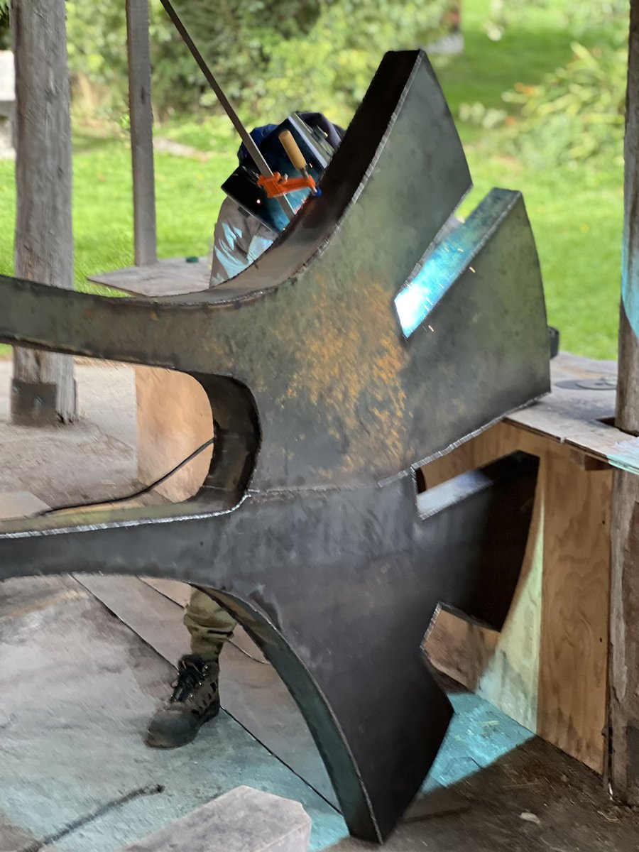 Juaneduardoconc's tweet photo. La Escultura denomina "Diálogo con la Ausencia” realizada Andrés Figueroa, será la que recordará el triste episodio a 100 años de la “Matanza de Obreros Chilotes en la Patagonia”.

Dicha obra en metal la instalaremos en la costanera, como homenaje a quienes fueron asesinados. https://t.co/GlDon5mAxj