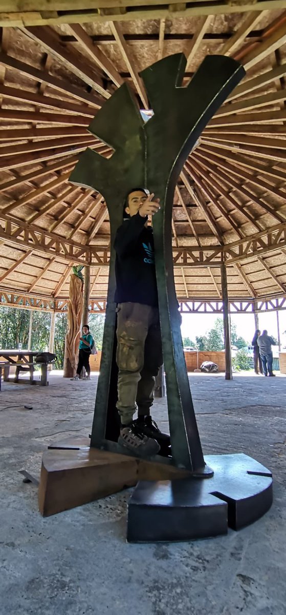 Juaneduardoconc's tweet photo. La Escultura denomina "Diálogo con la Ausencia” realizada Andrés Figueroa, será la que recordará el triste episodio a 100 años de la “Matanza de Obreros Chilotes en la Patagonia”.

Dicha obra en metal la instalaremos en la costanera, como homenaje a quienes fueron asesinados. https://t.co/GlDon5mAxj