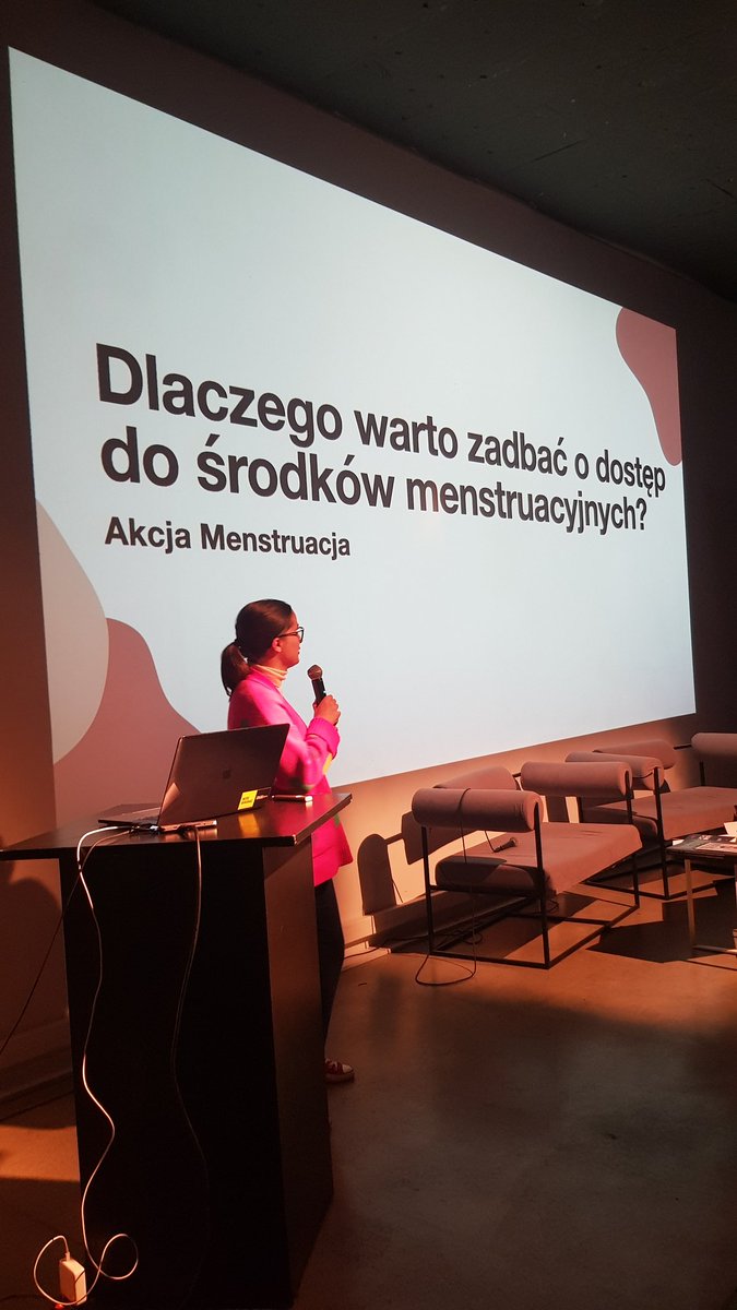 CrashMondays's tweet photo. Z występu @ilonasieradzka i Kasi Witkowskiej nie ma zdjęć, bo to Ilona Wam tu tweetuje 😂 A teraz na scenie @a_menstruacja o dostępie do środków higieny menstruacyjnej❤ https://t.co/wVXeyTHeTr